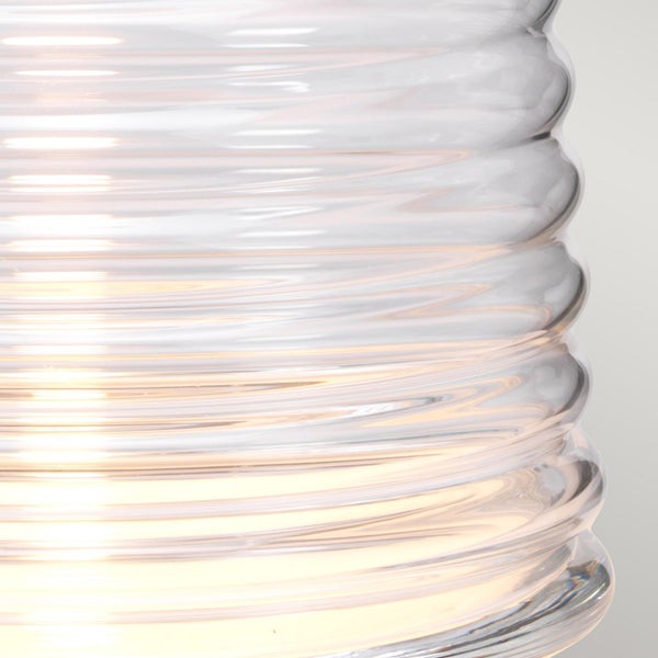 Nahaufnahme eines durchsichtigen Glaslampenschirms mit gerippter Oberfläche