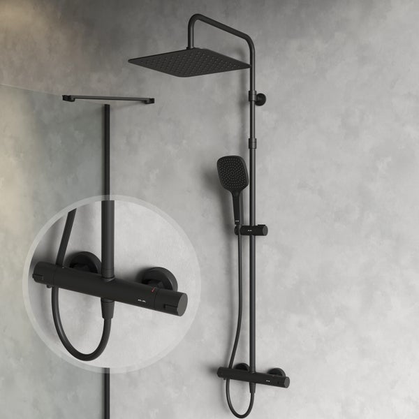 Duschsystem mit Thermostatarmatur, Kopfbrause und Handbrause in modernem Design für die Wandmontage im Badezimmer.