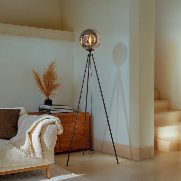 Stehleuchte mit Kugel Lampenschirm auf einem Stativ im Wohnzimmer.