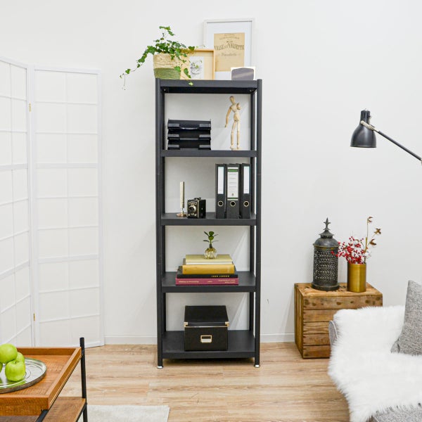 Ein schwarzes Metallregal mit fünf Böden in einem hellen Raum mit Holzboden, dekoriert mit Büchern, Ordnern und einer Pflanze.