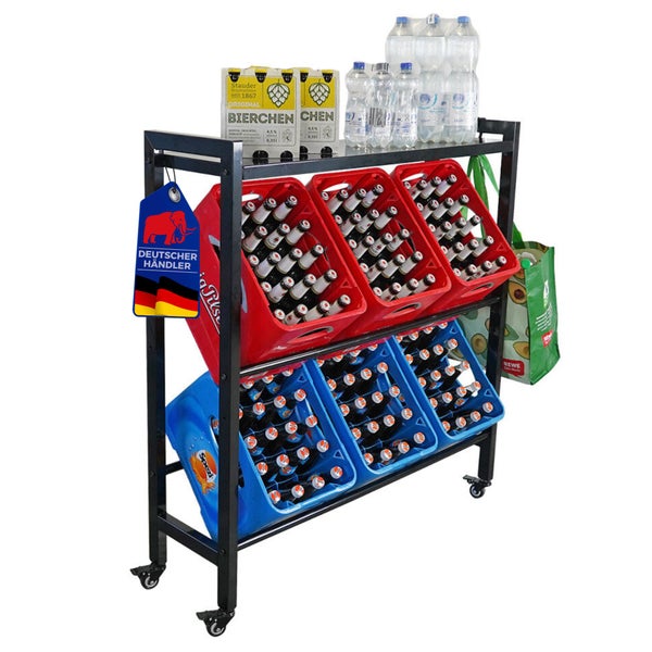 Verkaufsstaender mit Bierkaesten, Wasserflaschen und Tragetasche