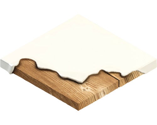 Holzbrett teilweise mit Lack bedeckt