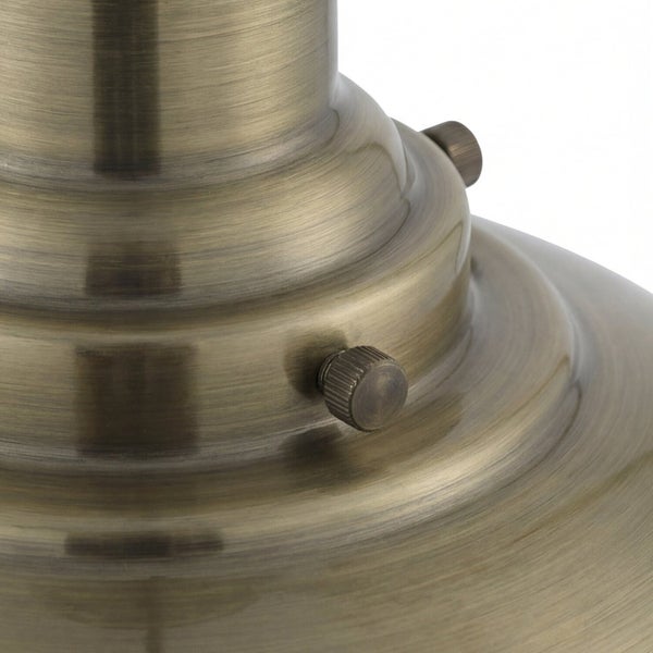 Detailaufnahme einer Messinglampe mit Schrauben