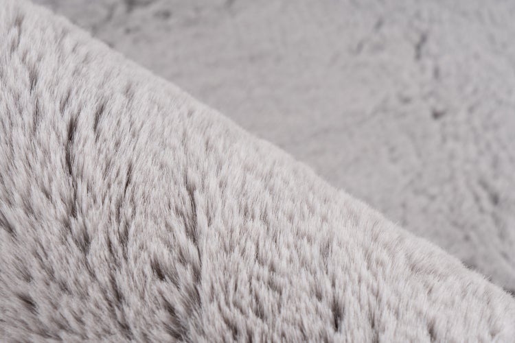 Detailansicht eines weichen Webpelzmaterials für Heimtextilien wie Decken oder Kissen
