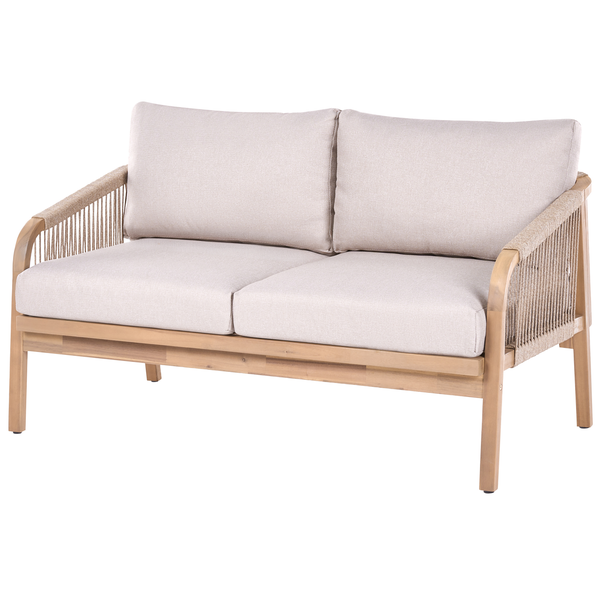 Zweisitzer Gartensofa aus Holz mit Seilbespannung an den Seiten und hellen Kissen.