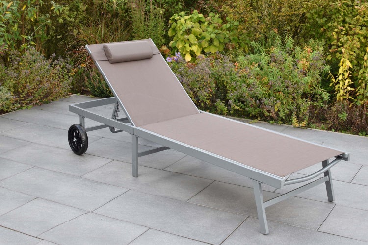 Gartensessel mit Rädern und verstellbarer Rückenlehne im Garten