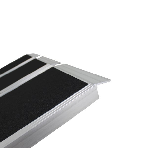 Detailansicht einer Rollstuhlrampe aus Aluminium mit Anti-Rutsch-Beschichtung.