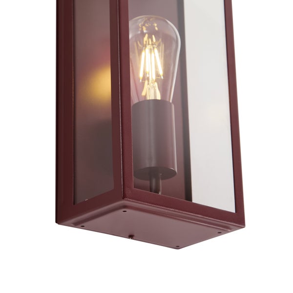 Rechteckige Außenwandleuchte aus Metall in Weinrot mit Glaseinsätzen und einer sichtbaren LED-Filament-Lampe.
