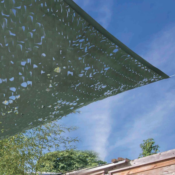 Sonnensegel in Camouflage-Optik mit perforiertem Muster für den Garten.