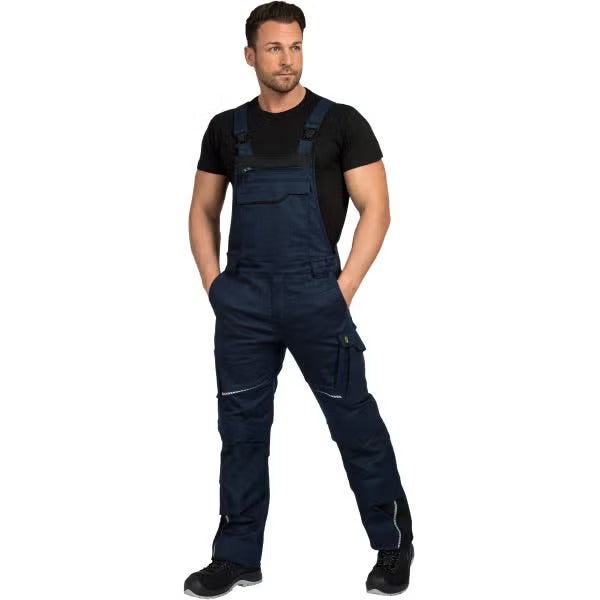 Blaue Latzhose für Herren mit verstellbaren Trägern und mehreren praktischen Taschen an Brust und Beinen.