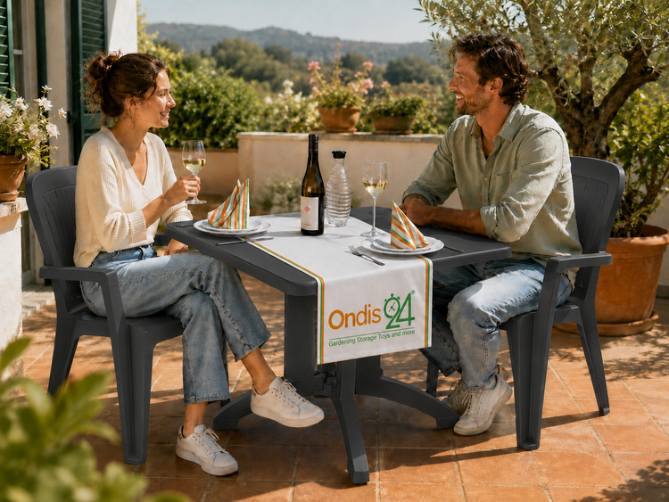 Gartenmöbel-Set aus einem quadratischen anthrazitfarbenen Kunststofftisch und zwei Stühlen mit Armlehnen auf einer Terrasse. Ondis24 Logo.