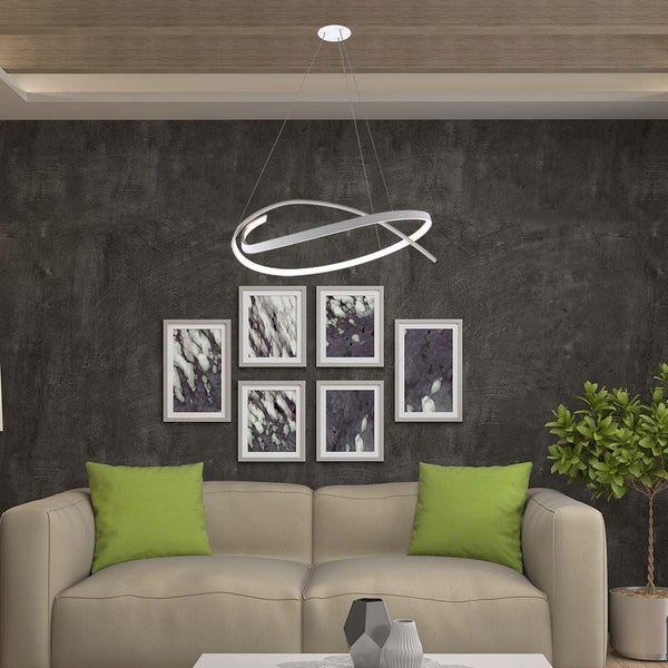 Modernes Wohnzimmer mit Sofa, Bildern und einer geschwungenen Deckenleuchte