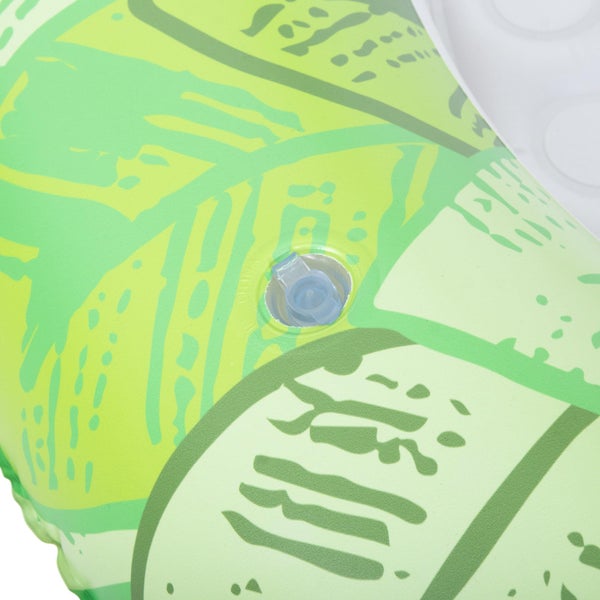 Detailaufnahme eines aufblasbaren Produkts mit Blattmuster und Luftventil aus Kunststoff.