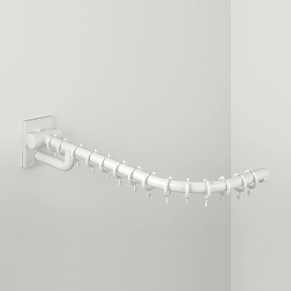 Weiße gebogene Duschvorhangstange mit Ringen zur Wandmontage.