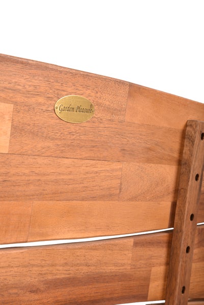Detail einer Holzoberfläche mit dem Garden Pleasure Logo.