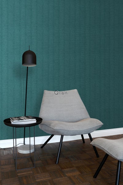 Wohnzimmer mit Sessel, Beistelltisch, Stehlampe und Wandtapete