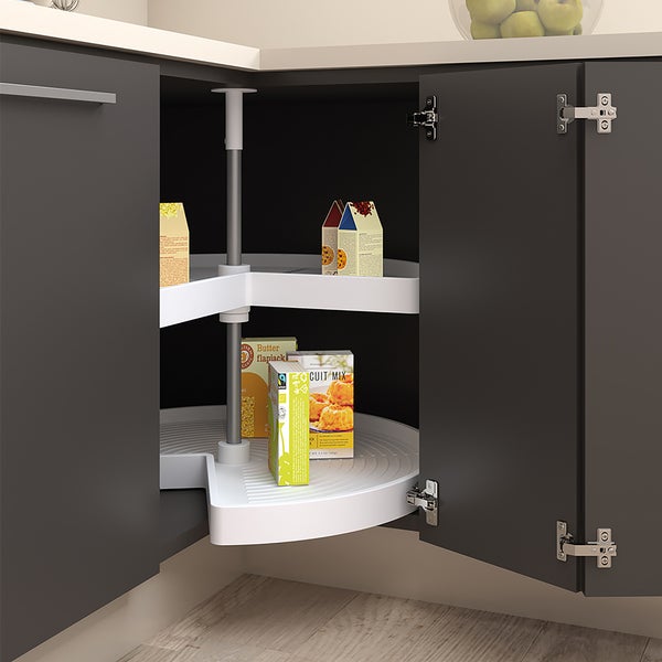 Eckschrank-Karussell für die Küche mit zwei drehbaren Fachböden aus Kunststoff und einer Teleskopstange aus Metall.