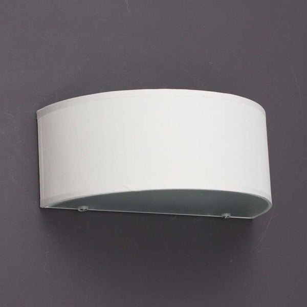 Halbrunde Wandleuchte aus weißem Glas.