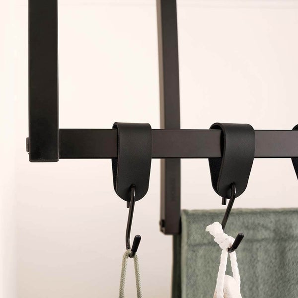 Detailansicht einer schwarzen Hängevorrichtung mit Lederriemen und Haken.