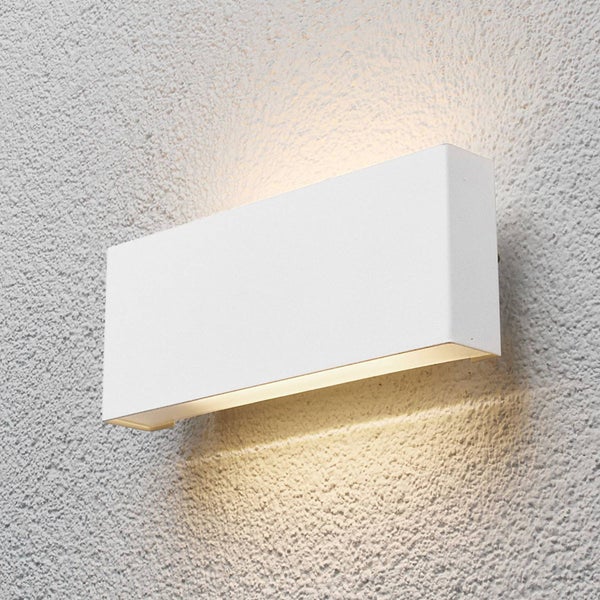 Weiße rechteckige LED-Außenwandleuchte aus Metall an einer strukturierten Wand mit Lichtaustritt nach oben und unten.