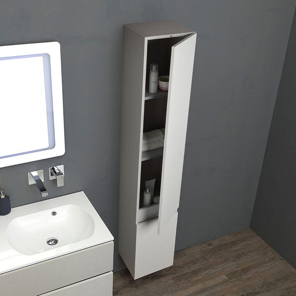 Badezimmer Szene mit Waschbeckenunterschrank, Spiegel und Hochschrank mit offener Tür.