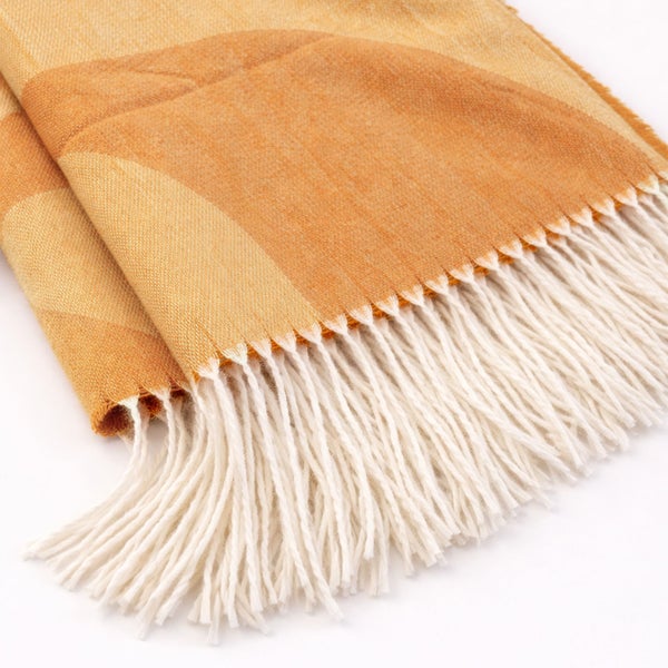 Wohndecke mit Fransen und gelbem geometrischem Muster aus gewebtem Stoff.