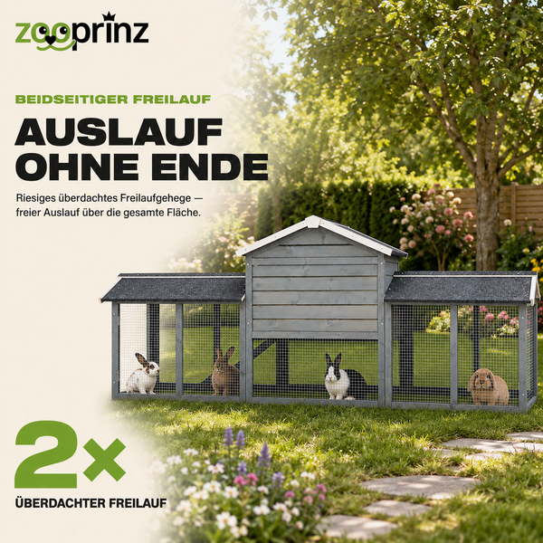 Graues Kleintiergehege aus Holz mit zwei überdachten Freiläufen auf einer Rasenfläche im Garten mit vier Kaninchen.