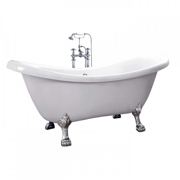 Freistehende Badewanne in nostalgischer Optik mit geschwungenem Wannenrand und verzierten Standfüßen inklusive Wannenarmatur mit Handbrause.