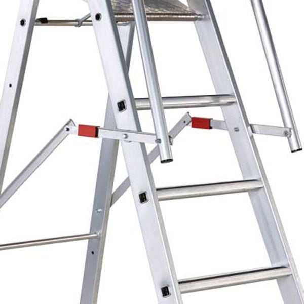 Detailansicht der Spreizsicherung aus Aluminium an einer Stehleiter mit Stufen.