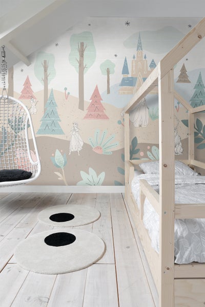 Kinderzimmer mit Himmelbett, Hängesessel und Teppichen mit Punktmuster vor einer Fototapete mit Märchenwaldmotiv.