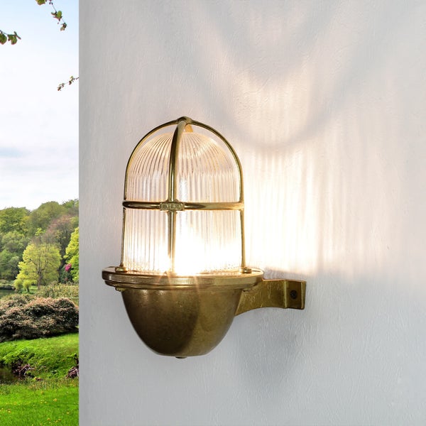 Messingfarbene Außenwandleuchte mit transparentem, geriffeltem Lampenschirm zur Wandmontage