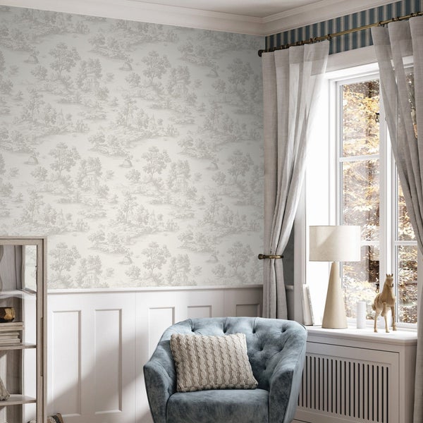 Wohnzimmer mit Tapete, Sessel und Fenster