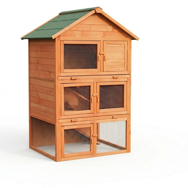 Dreistöckiger Kleintierstall aus Holz mit Satteldach und Türen mit Drahtgitter.