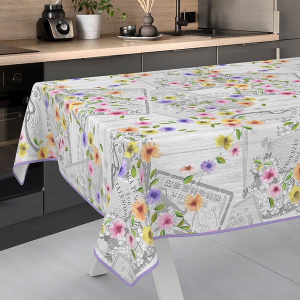 Tischdecke mit Blumenmuster auf einem Küchentisch.