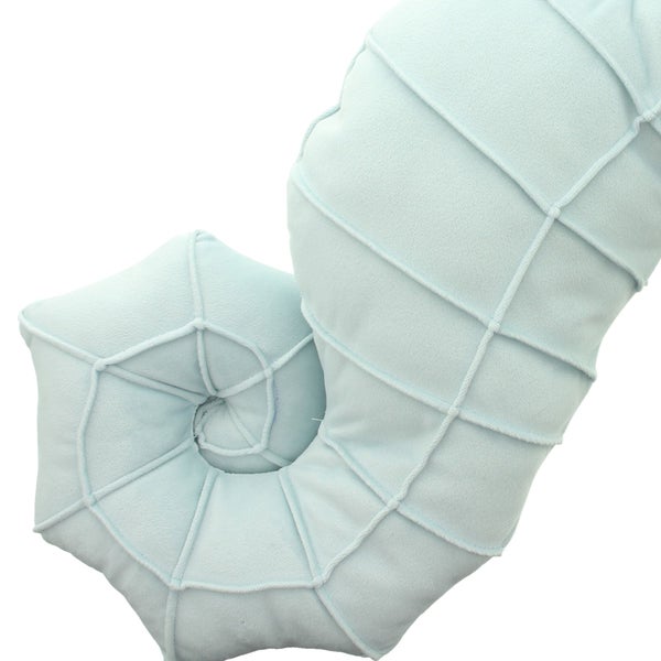 Hellblaues Dekokissen in Muschelform aus weichem Stoff.
