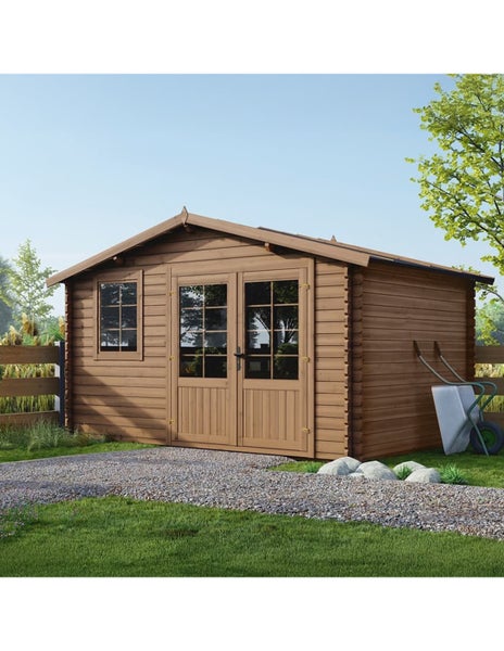 Ein hölzernes Gartenhaus mit Doppeltür und Fenster im Garten mit einer Schubkarre auf einem Kiesweg.