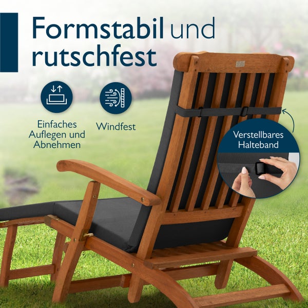 Formstabile und rutschfeste Gartenstuhlauflage auf einem Holzstuhl mit verstellbarem Halteband, windfest und einfach in der Handhabung.