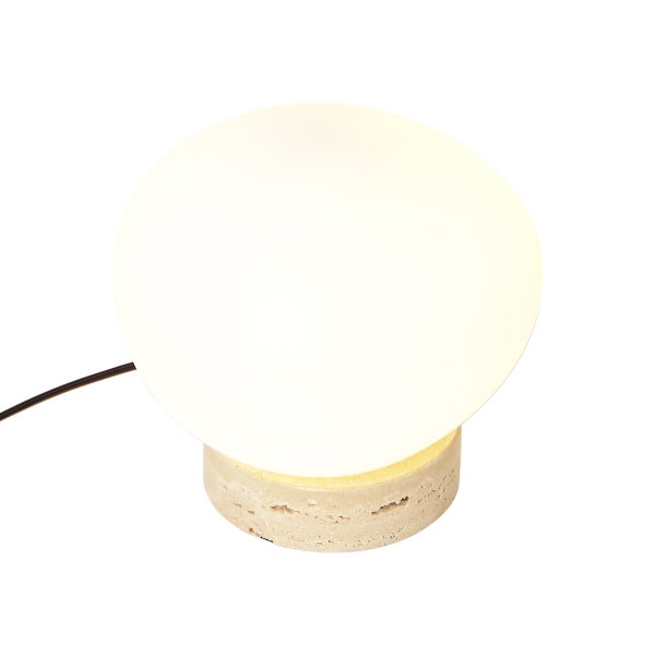 Tischleuchte mit rundem Schirm und einem strukturierten Sockel aus Naturstein