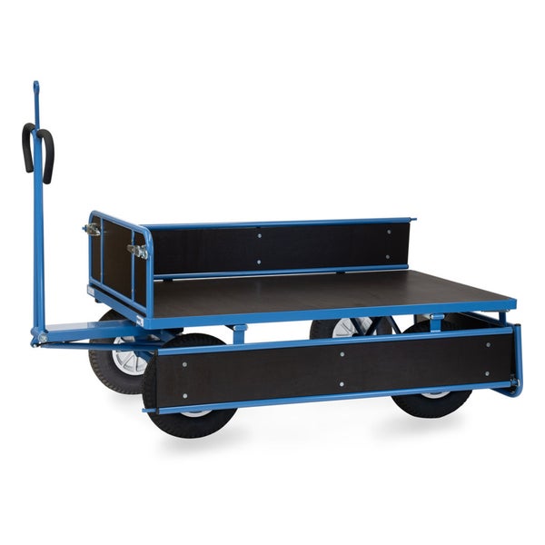 Blauer Handwagen mit Holzwänden, Ladefläche und vier Reifen mit Luftbereifung.