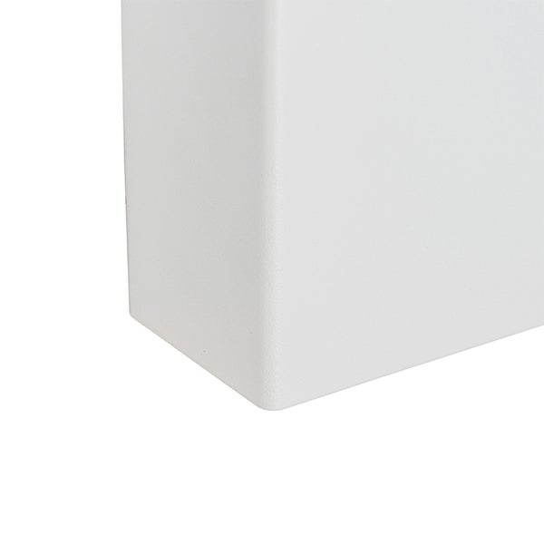 Detailaufnahme einer weißen Pflanzsäule