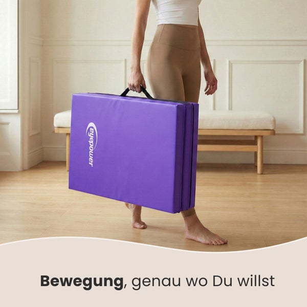 Frau trägt zusammenklappbare Gymnastikmatte