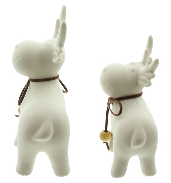 Zwei Elchfiguren aus Keramik mit Halsband als Dekoration