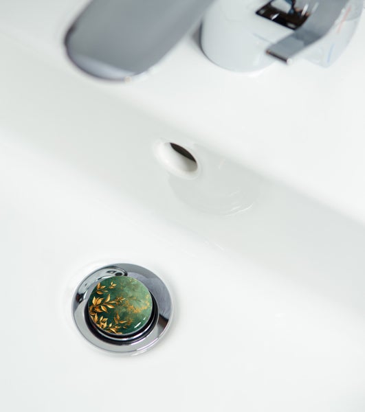 Waschbeckenstöpsel mit Blätterdesign im Waschbecken