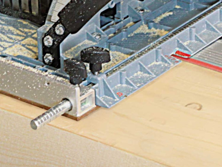 Parallelanschlag für Handkreissäge auf Holzwerkstück