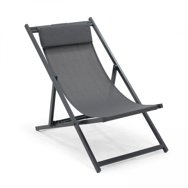 Zusammengeklappter Gartenstuhl mit Kopfstütze, Metallgestell und Textilbespannung in Dunkelgrau.