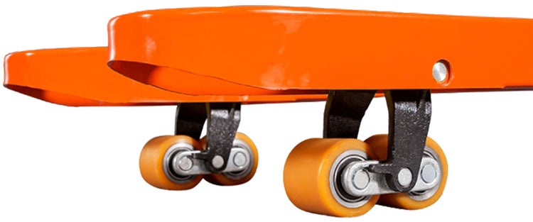 Detailansicht der Tandem-Lastrollen eines Hubwagens aus Polyurethan unter orangefarbenen Gabelzinken.
