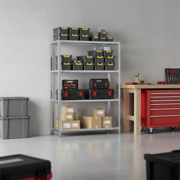 Organisierte Werkstatt mit verzinktem Metallregal mit fünf Böden, Lagerkästen, Werkzeugkoffern und Kartons neben einer Werkbank.