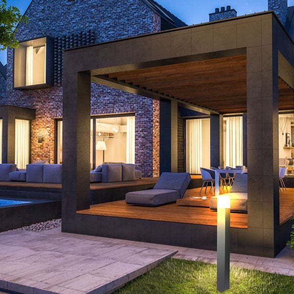 Beleuchteter Außenbereich mit Terrasse, Gartenmöbeln und Wegbeleuchtung