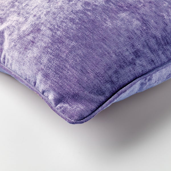 Nahaufnahme eines lila Zierkissens aus Samt