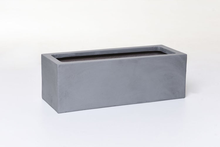 Rechteckiger Pflanzkasten aus Beton in Grau.